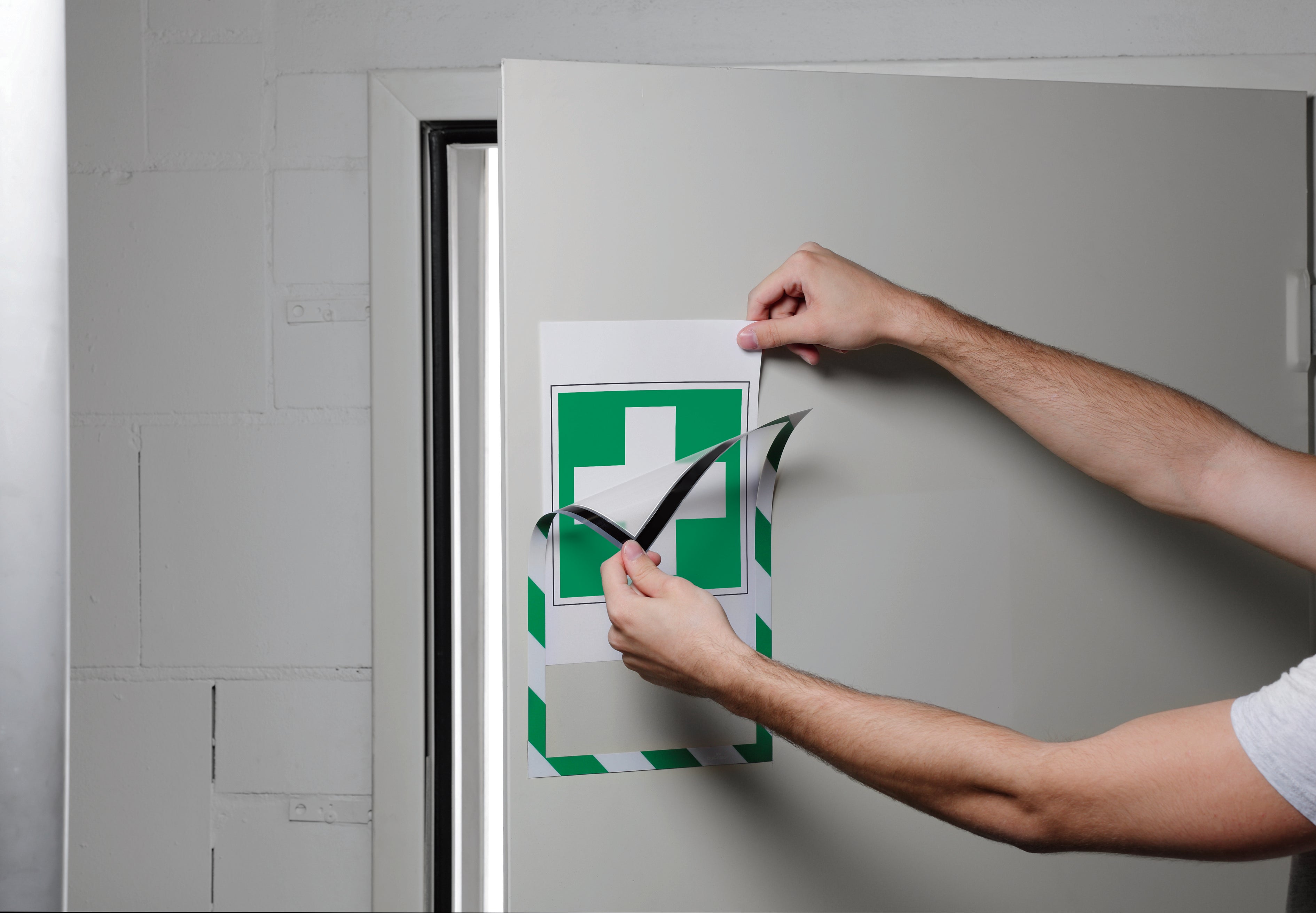 Durable DURAFRAME Security Magnetic Sign Holder | Letter Size 8.5" x 11" | Green & White | 2 Pack