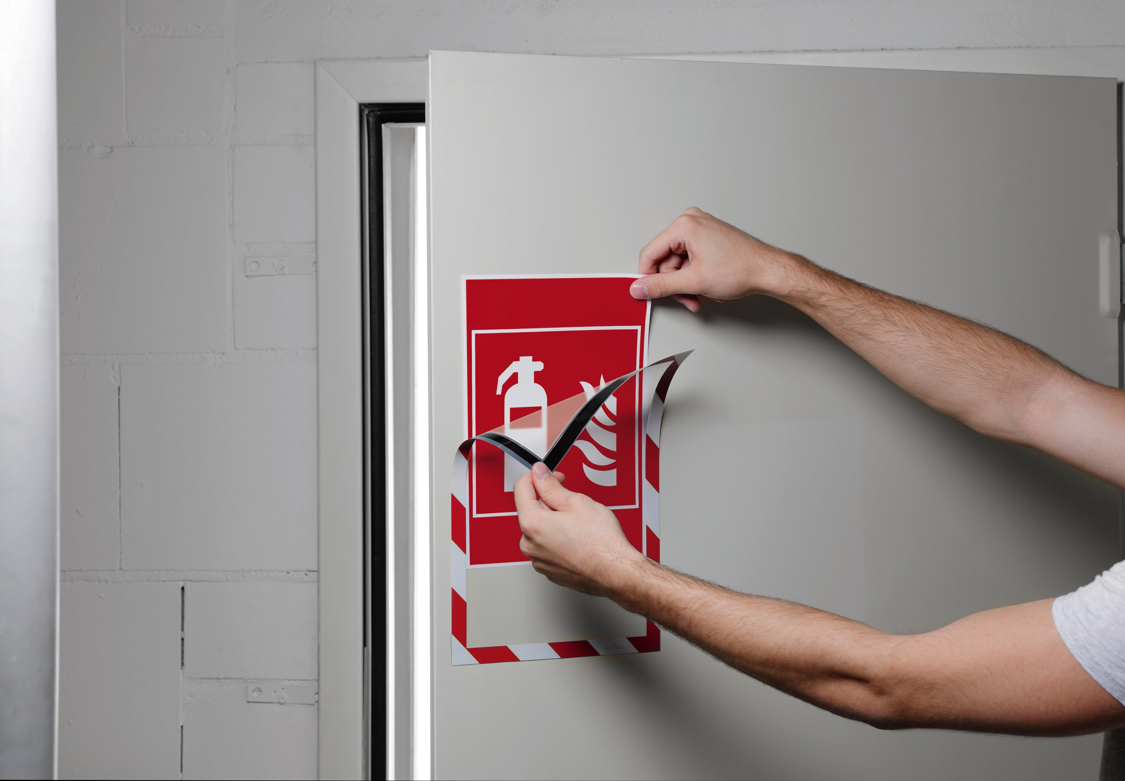 Duraframe Security Infoframe with Fire Extinguisher Sign