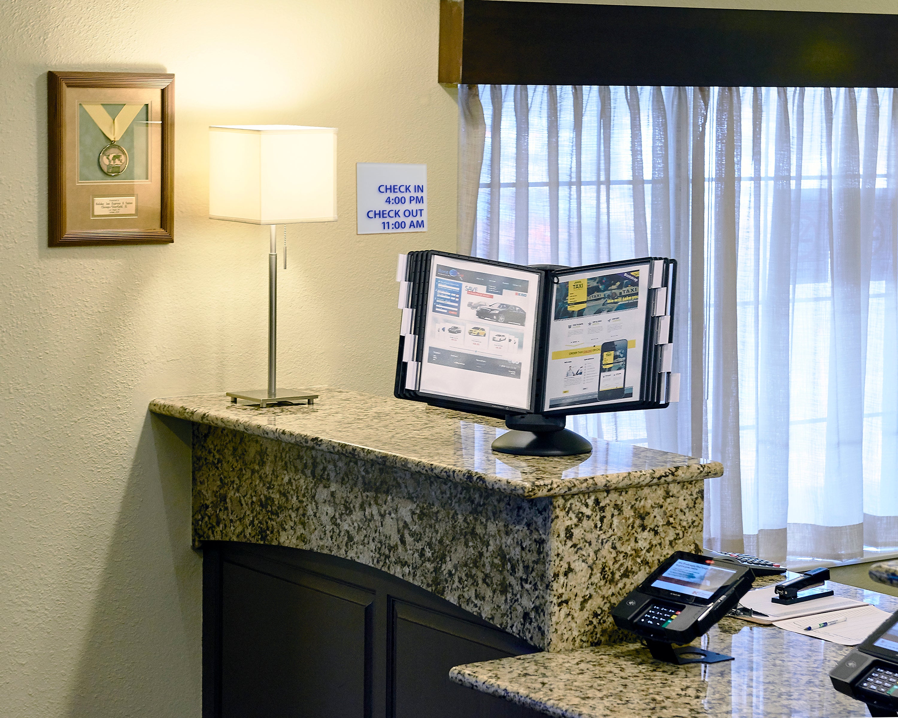 Durable SHERPA Motion Rotating Desktop Reference System | 10 Panels | Letter Size | Black