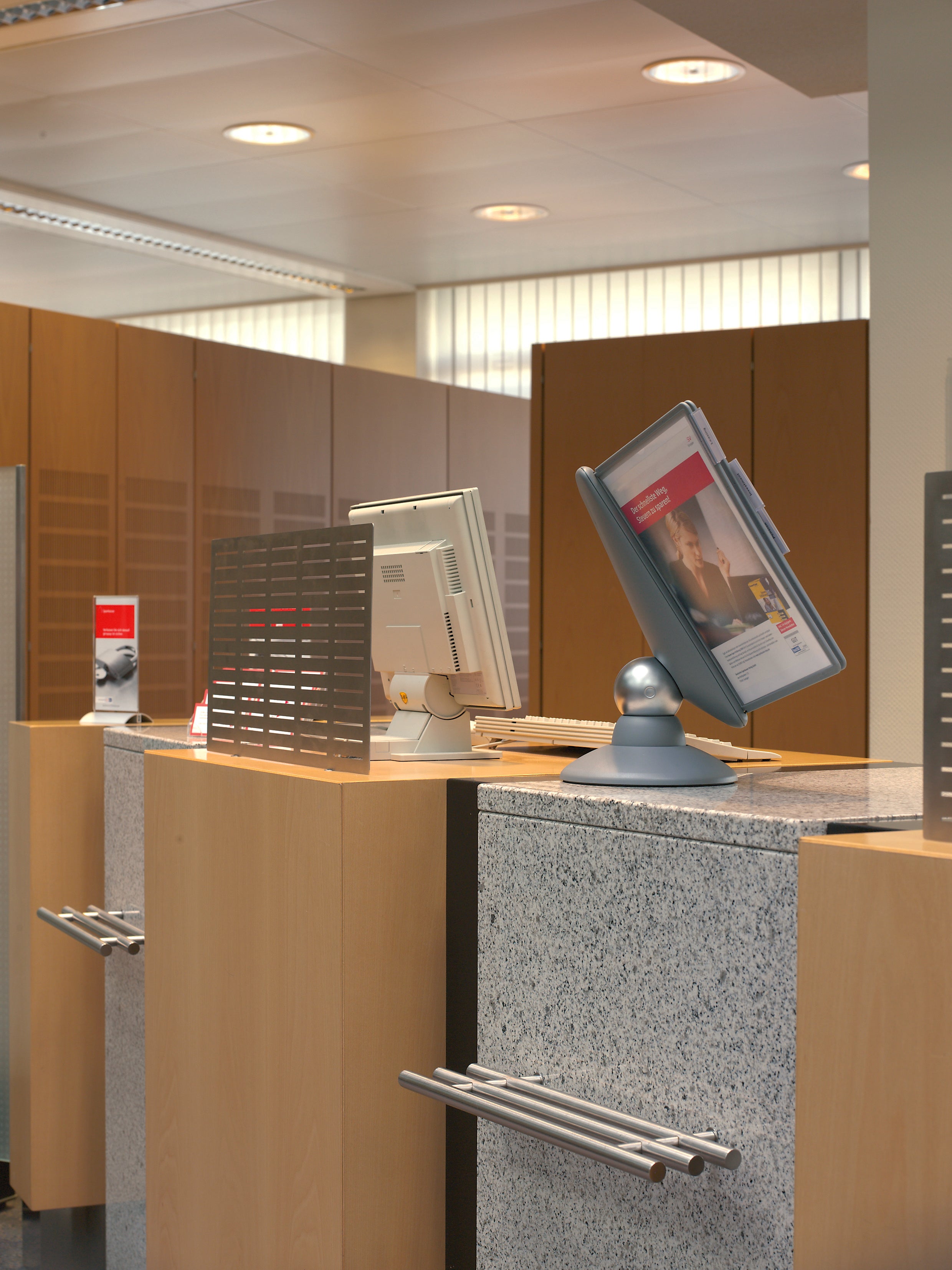 Durable SHERPA Motion Rotating Desktop Reference System | 10 Panels | Letter Size | Graphite