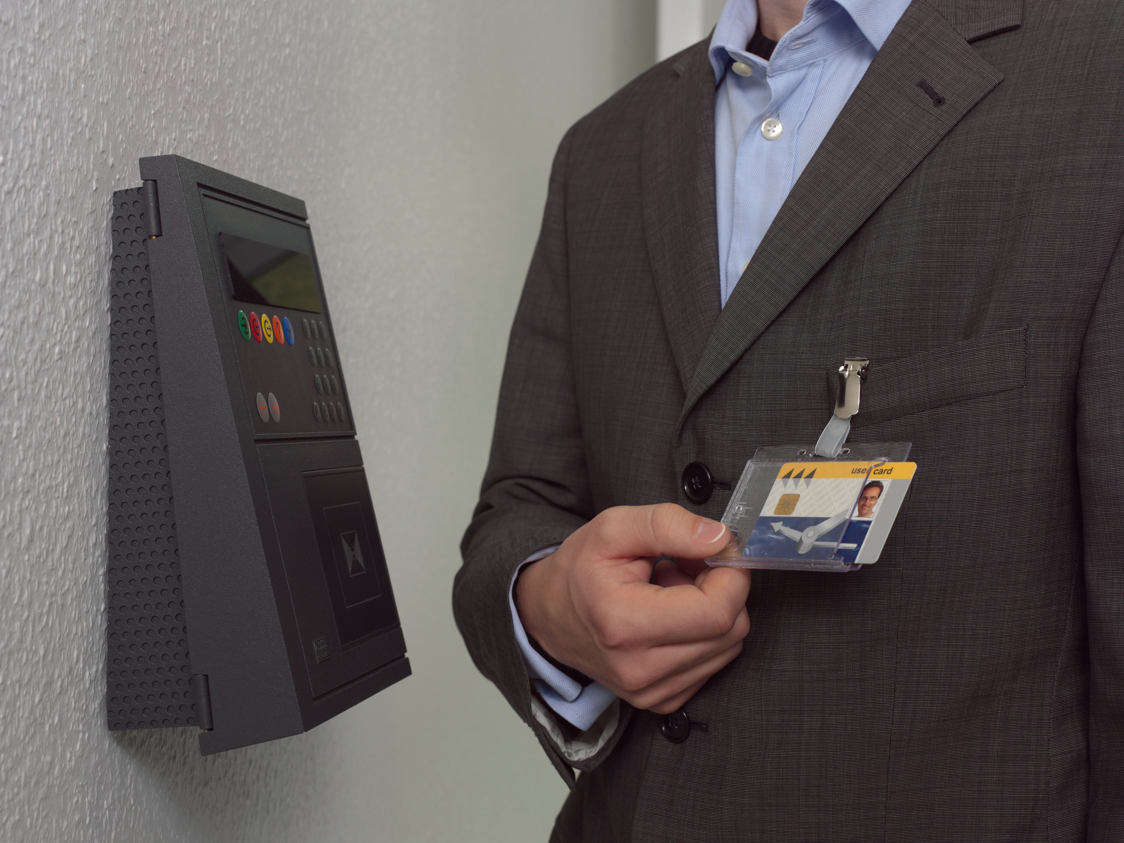 Durable Enclosed DUO 2 Card Clip Security Pass ID Badge Holder | 25 Pack | Clear