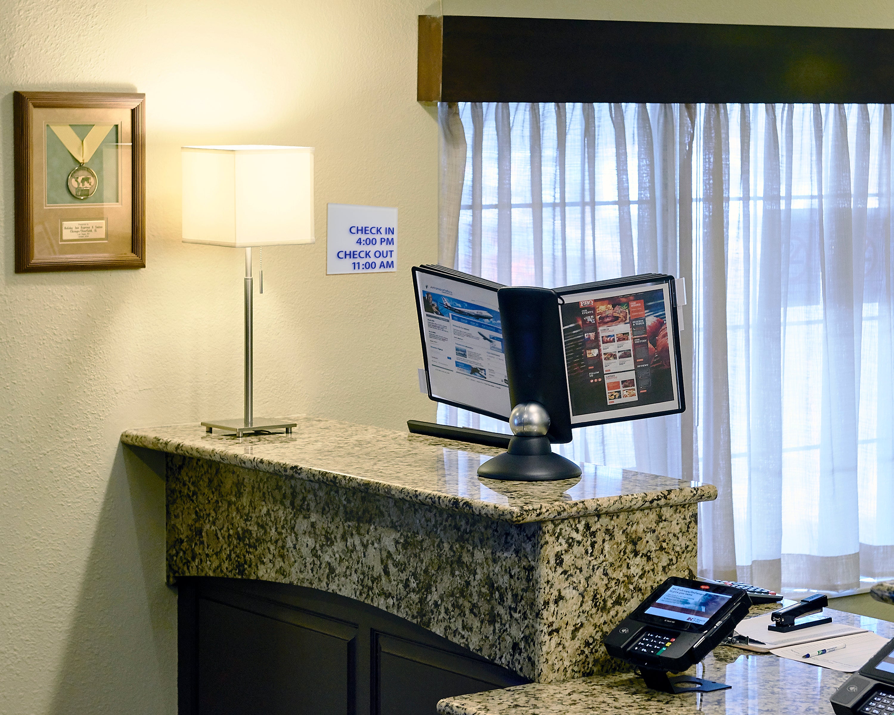 Durable SHERPA Motion Rotating Desktop Reference System | 10 Panels | Letter Size | Black