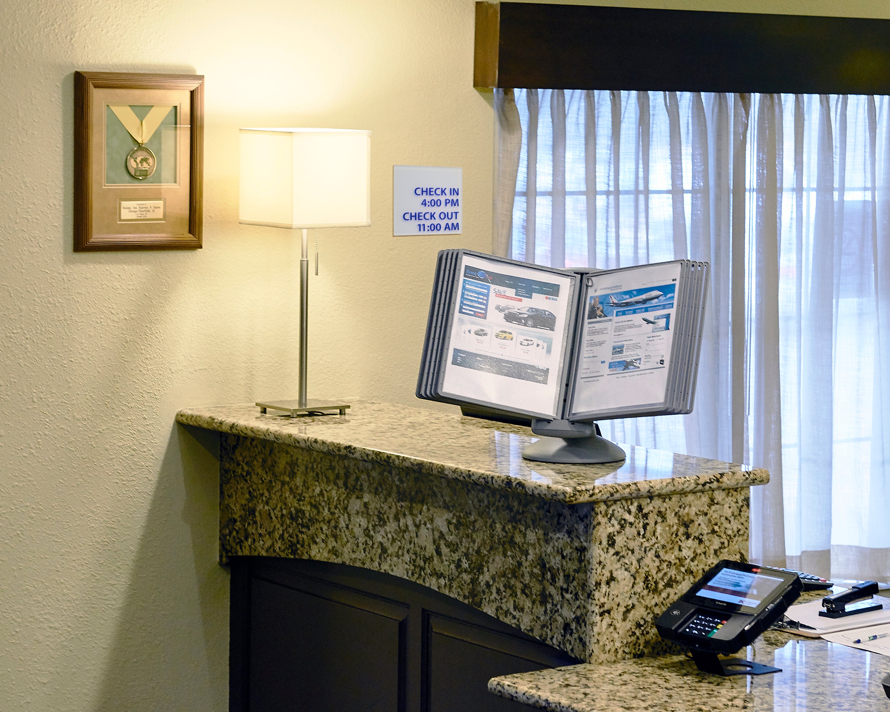 Durable SHERPA Motion Rotating Desktop Reference System | 10 Panels | Letter Size | Graphite