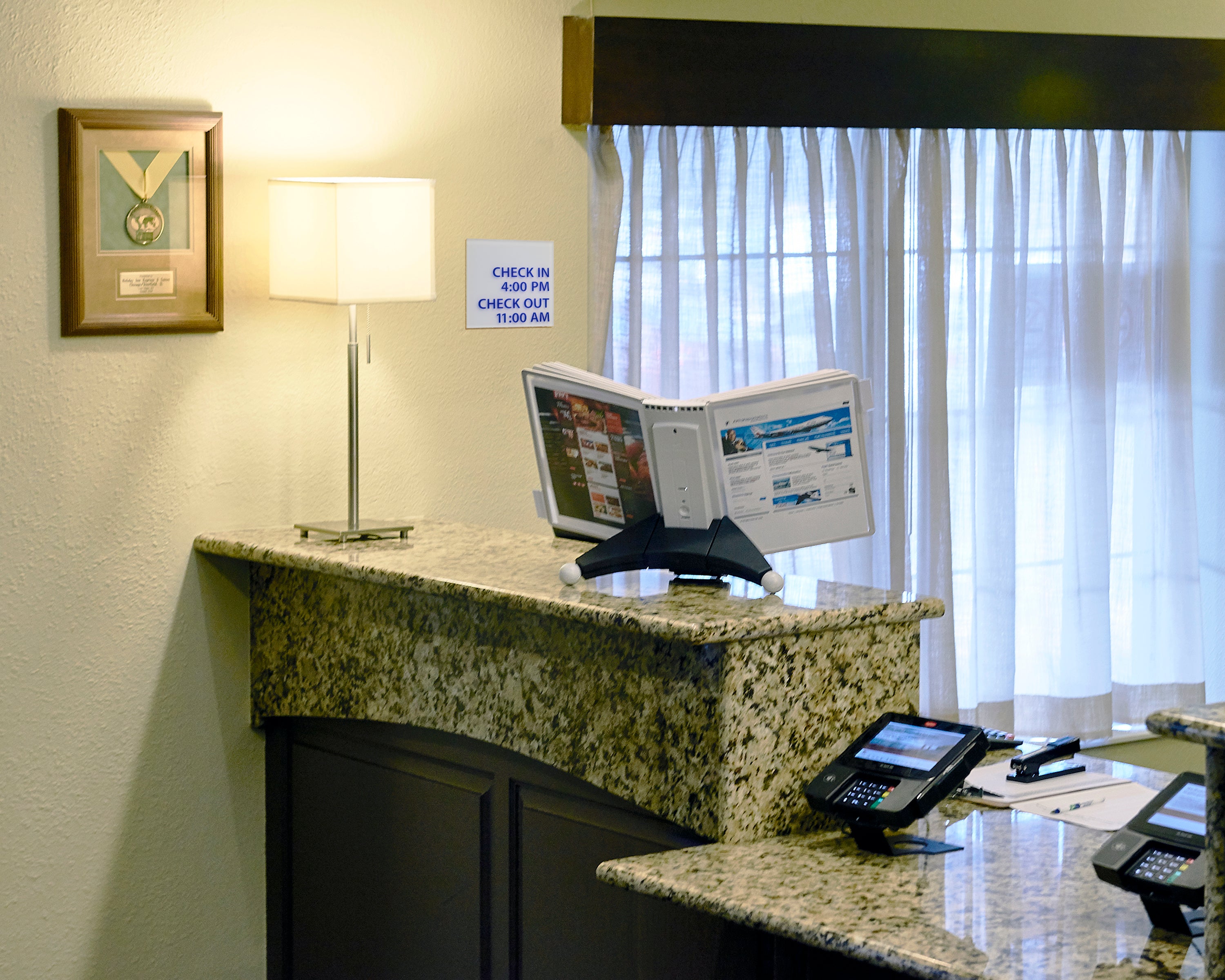 Durable SHERPA Desk Reference System | 10 Panels | Letter Size | Gray