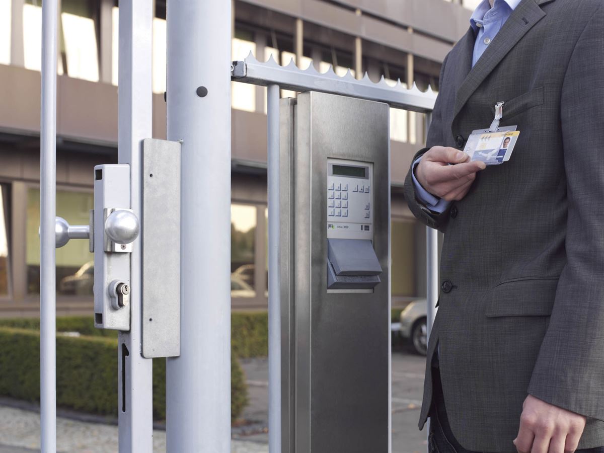 Durable Enclosed DUO 2 Card Clip Security Pass ID Badge Holder | 25 Pack | Clear