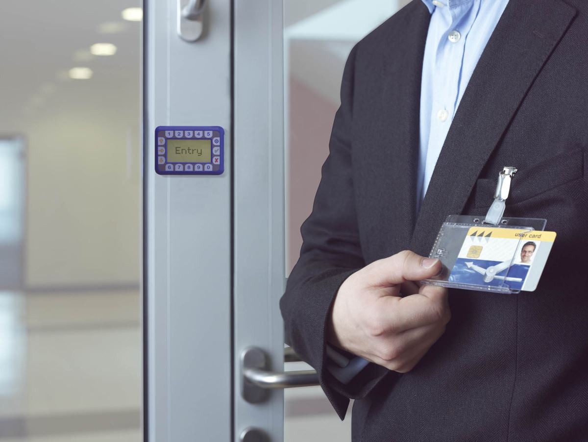 Durable Enclosed DUO 2 Card Clip Security Pass ID Badge Holder | 25 Pack | Clear